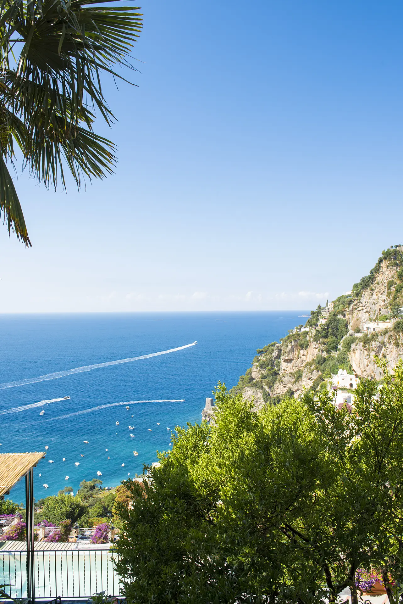 Vista panoramica sulla costa mediterranea con il mare blu e le colline verdeggianti.