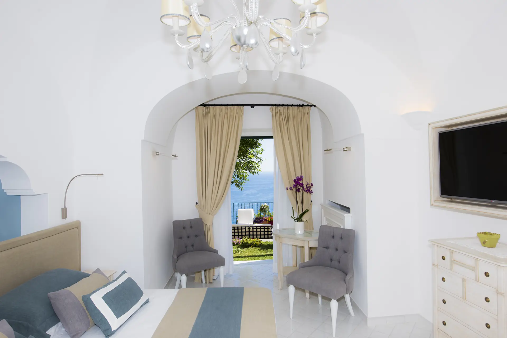 Camera da letto elegante con vista sul mare e arredi raffinati.