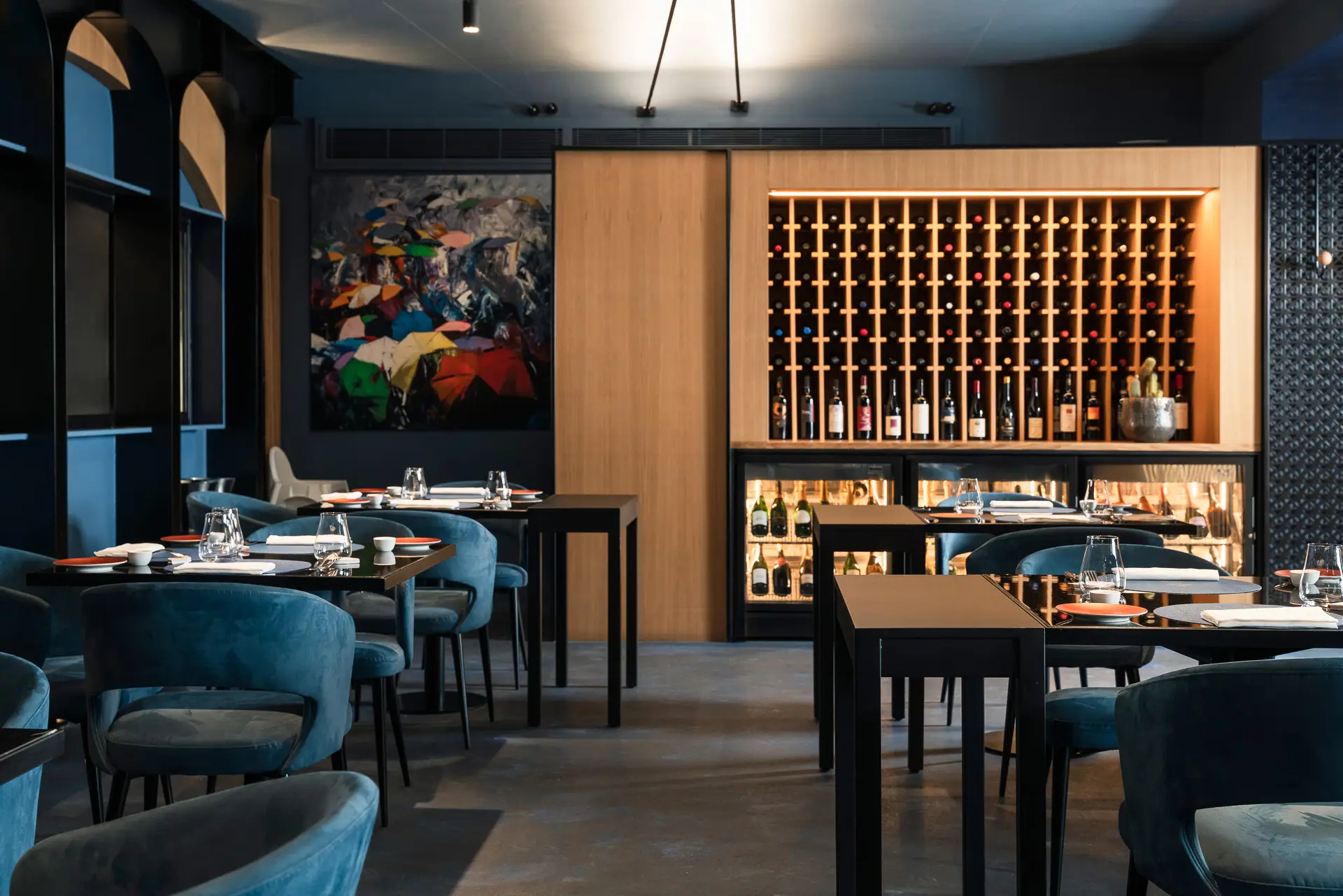 Ristorante elegante con interni moderni e cantina di vini a vista.