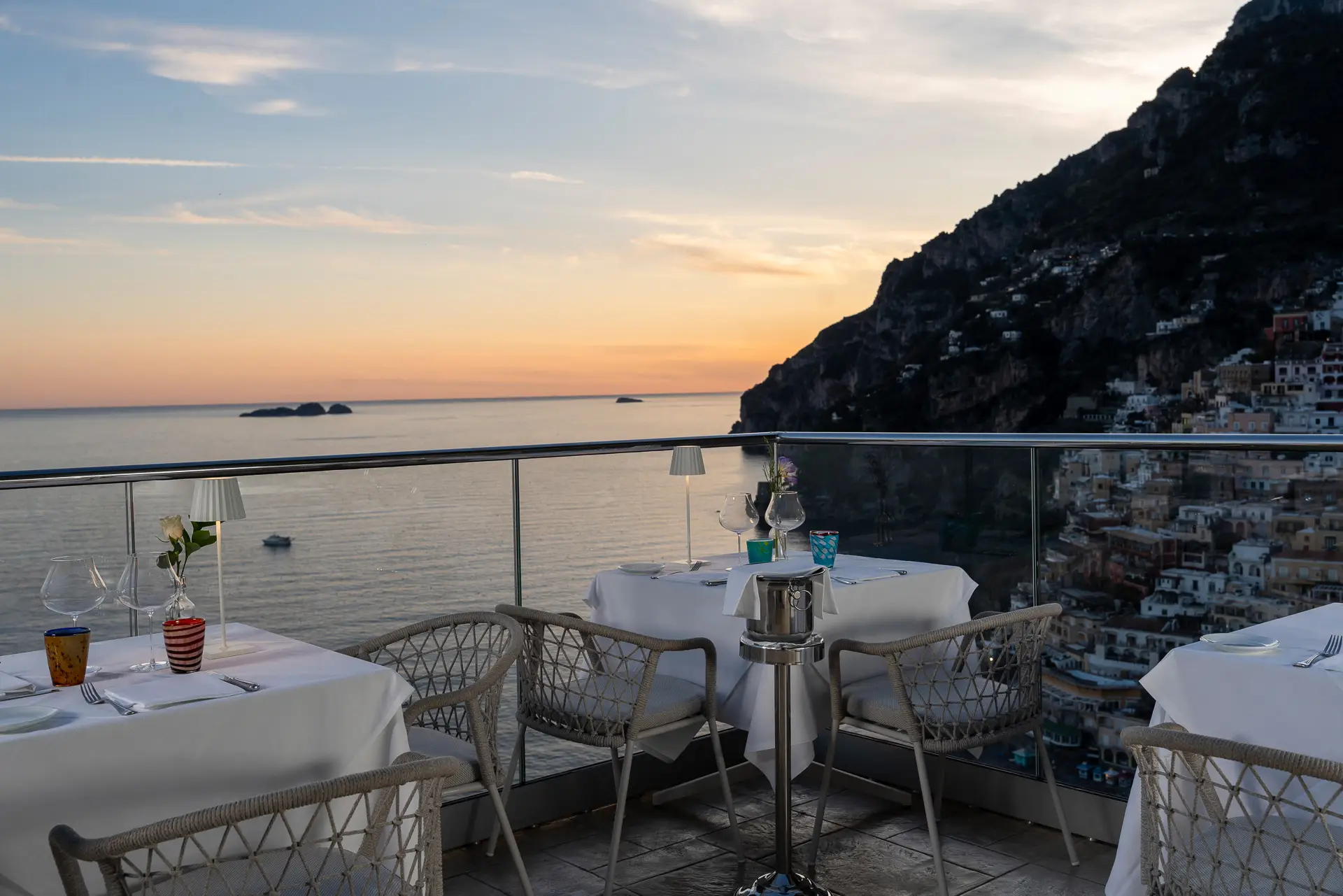 Terrazza di un ristorante con vista sul mare e sul tramonto a Positano.
